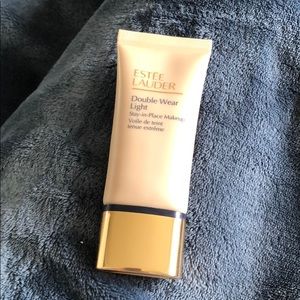 Estée Lauder Double Wear Light Foundation